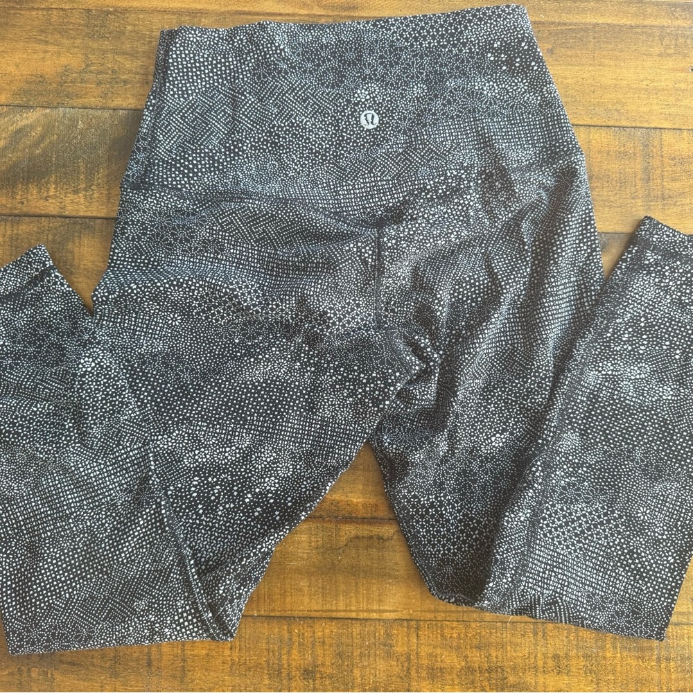 Lululemon size 4 leggings excellent condition! #lululemon